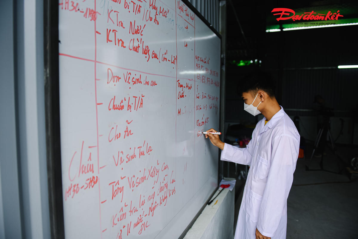 Quy trình chăm sóc cua biển cũng vô cùng phức tạp, hàng ngày công nhân theo dõi tình trạng sức khoẻ của cua được cập nhật trên bảng, nếu có biểu hiện lạ, cua sẽ được lên phương án chữa trị ngay.