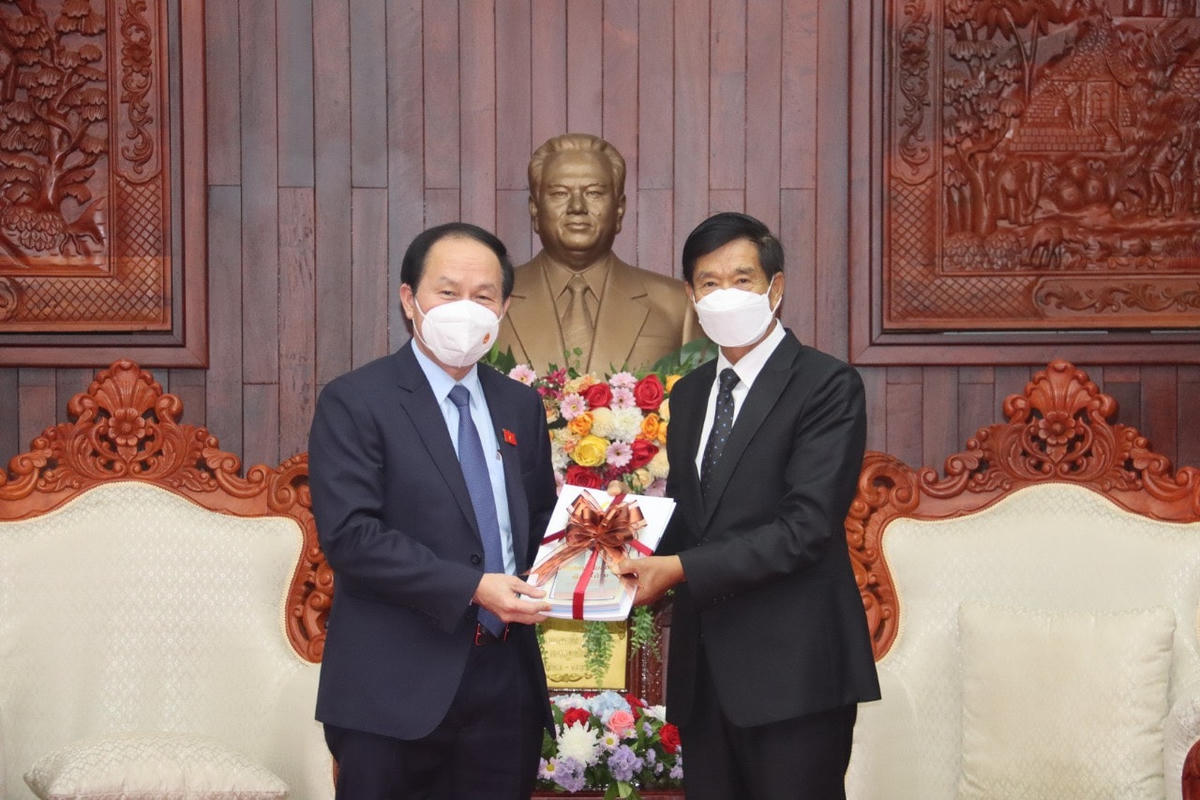 Ủy viên Trung ương Đảng, Phó Chủ tịch - Tổng Thư ký UBTƯ MTTQ Việt Nam Lê Tiến Châu tặng quà lưu niệm Ủy viên Bộ Chính trị Đảng Nhân dân Cách mạng Lào, Chủ tịch UBTƯ Mặt trận Lào xây dựng đất nước Sinlavong Khutphaythoun trong chuyến thăm và làm việc tại nước CHDCND Lào tháng 5/2022.