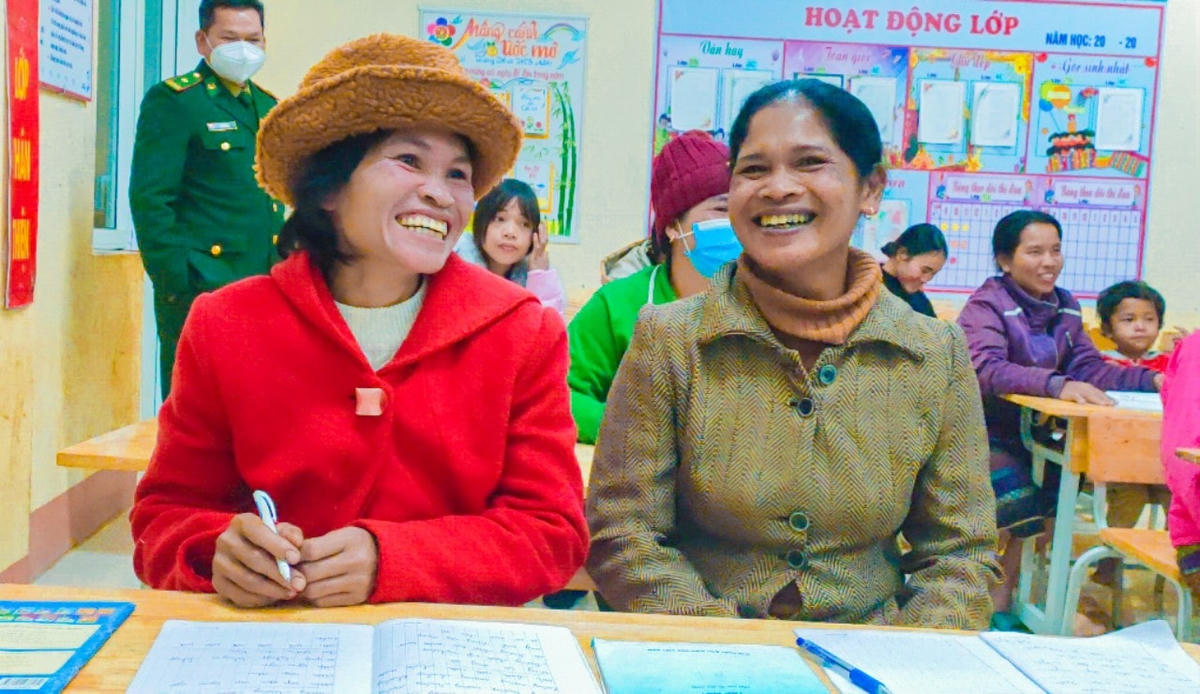Đến lớp các chị, các mẹ không chỉ được dạy biết đọc, biết viết, biết tính toán mà còn được truyền đạt các kỹ năng sống và nắm bắt được chủ trương của Đảng về việc bảo vệ chủ quyền biên giới.