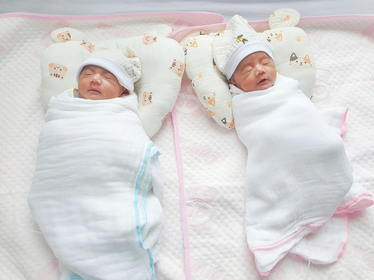 Sau 06 ngày điều trị, 2 bé tự bú tốt, tiêu sữa, bắt đầu tăng cân.