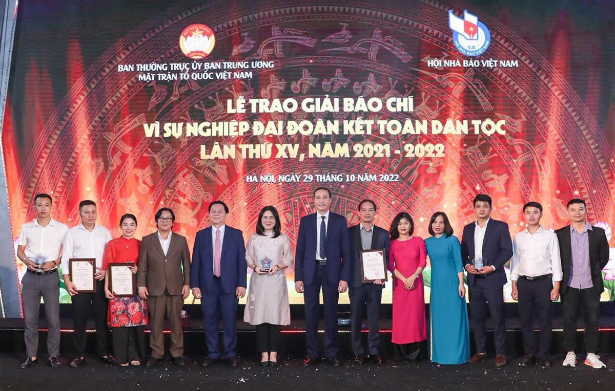  Ông Nguyễn Trọng Nghĩa, Bí thư Trung ương Đảng, Trưởng ban Tuyên giáo Trung ương, Phó Chủ tịch UBTƯ MTTQ Việt Nam Phùng Khánh Tài chụp ảnh cùng các tác giả Báo Đại Đoàn Kết đạt giải.