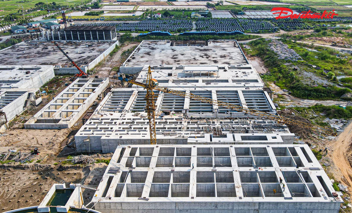 Giai đoạn II, nhà máy có thể hoạt động với công suất 450.000 m3/ngày đêm, đảm bảo cung cấp nước cho khu vực phía Nam sông Hồng bao gồm: Đô thị trung tâm Hà Nội (các quận nội thành) và các khu vực chưa có hệ thống cấp nước thuộc phía Tây đường Vành đai 3, phía Bắc đường QL 32 (thuộc quận Bắc Từ Liêm, huyện Đan Phượng).