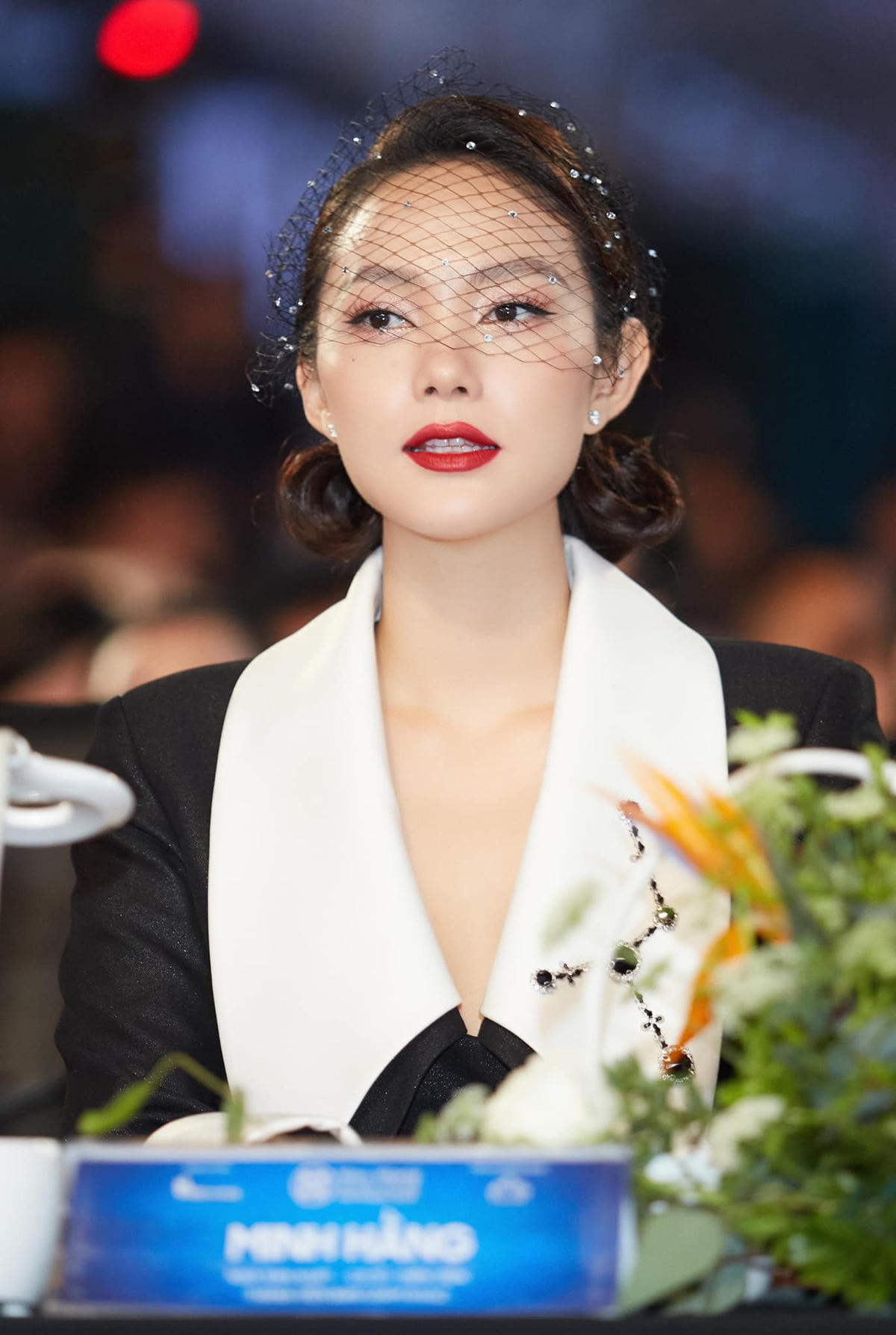 Minh Hằng giữ tinh thần trẻ, năng động, sống hết mình cho công việc.