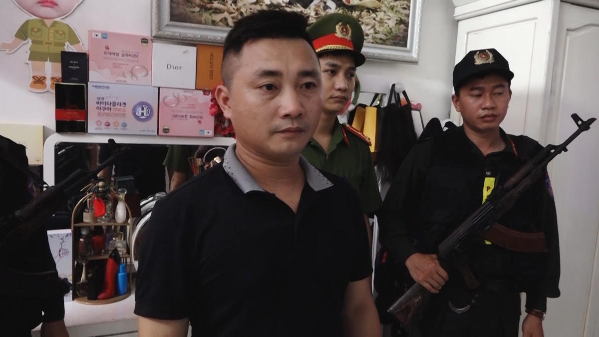 Lực lượng phá án tiến hành bắt giữ các đối tượng liên quan đến đường dây cá độ và đánh bạc qua mạng internet. (ảnh: CAQB)