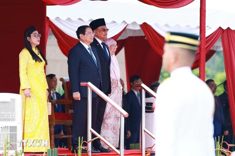 Thủ tướng Phạm Minh Chính và Thủ tướng Malaysia Anwar Ibrahim nghe quân nhạc cử Quốc thiều hai nước. (Ảnh: Dương Giang/TTXVN)