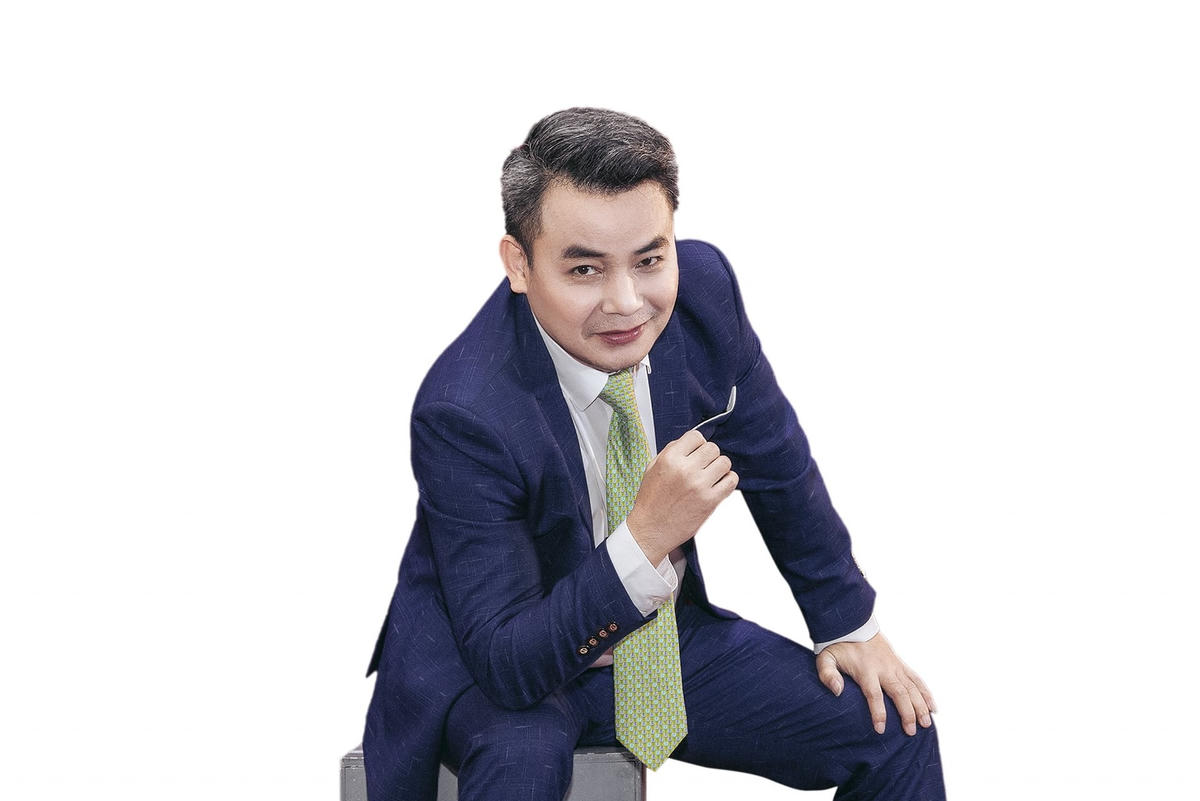 Khác với hình tượng chủ tịch tỉnh trên màn ảnh, ngoài đời NSƯT Trịnh Mai Nguyên thân thiện, giản dị. 