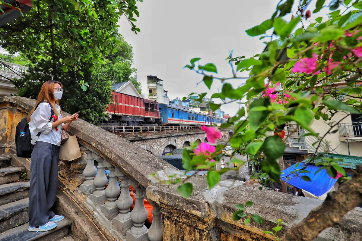 Không phải hành khách có nhu cầu đi tàu cũng có thể đển đây thư giãn ngắm hoạt động ga tàu.