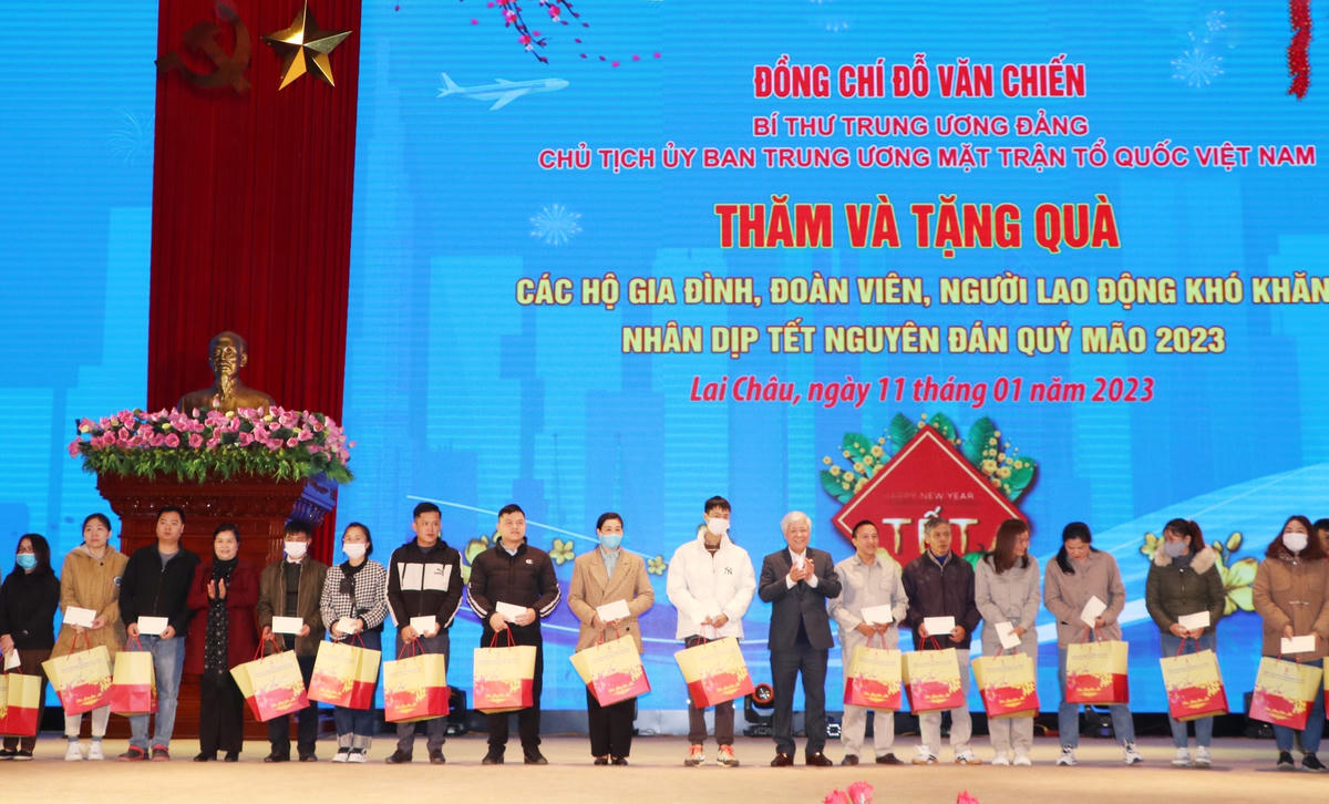 Chủ tịch Đỗ Văn Chiến tặng quà cho các đoàn viên, người lao động có hoàn cảnh khó khăn.