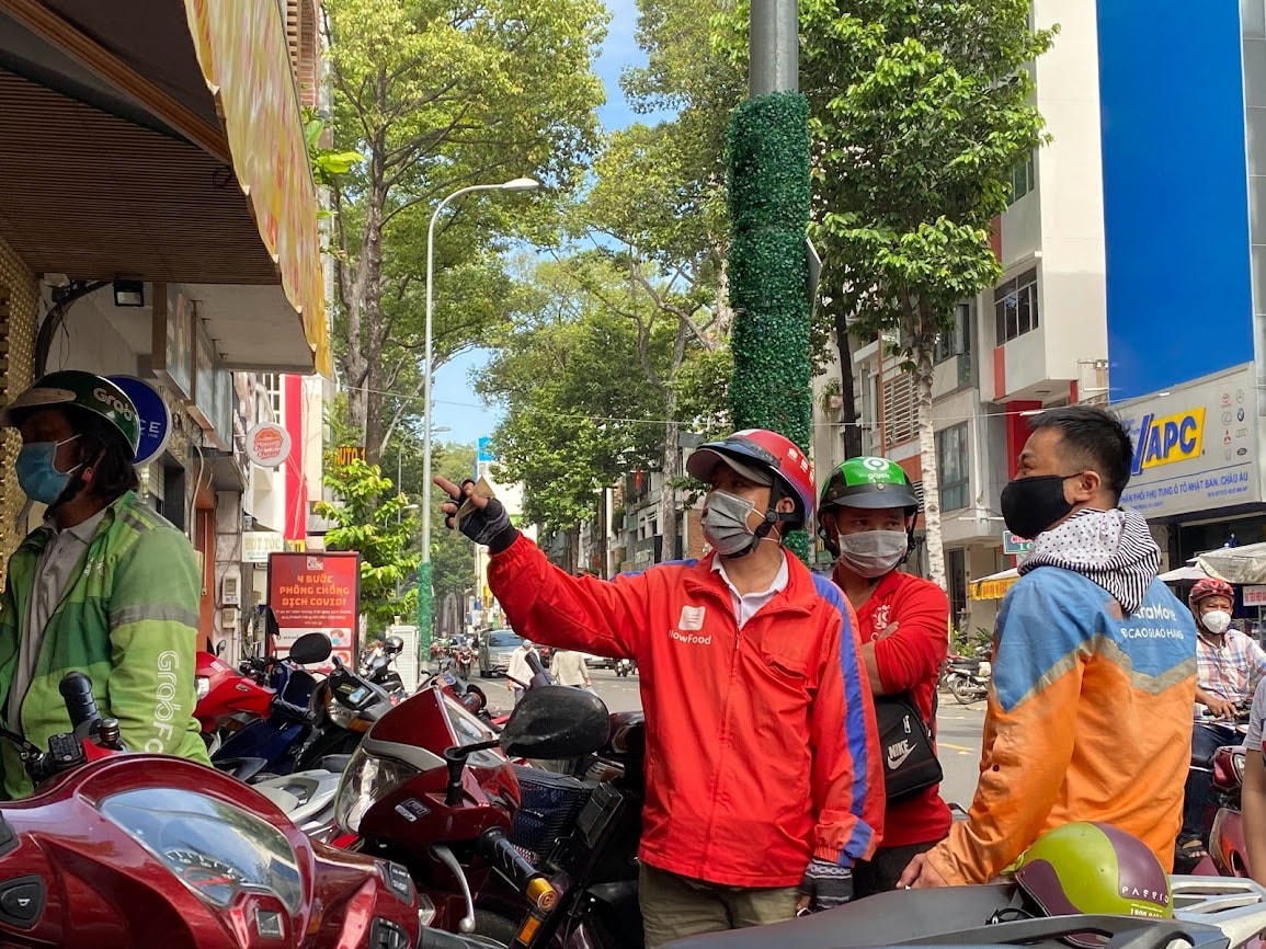 Các shipper chấp nhận giảm thu nhập vì giá cả tăng cao.