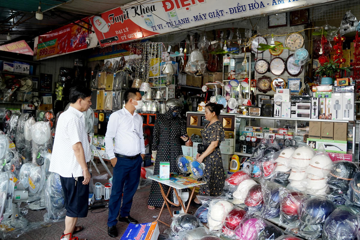 Chị Tuyết, chủ một cửa hàng điện dân dụng tại TP Hà Tĩnh thông tin, sau khi nghe nhiều thông tin cảnh báo nguy cơ thiếu điện ở Hà Tĩnh và kêu gọi tiết kiệm điện nên số lượng khách hàng hỏi mua sản phẩm quạt tích điện cũng tăng chóng mặt.