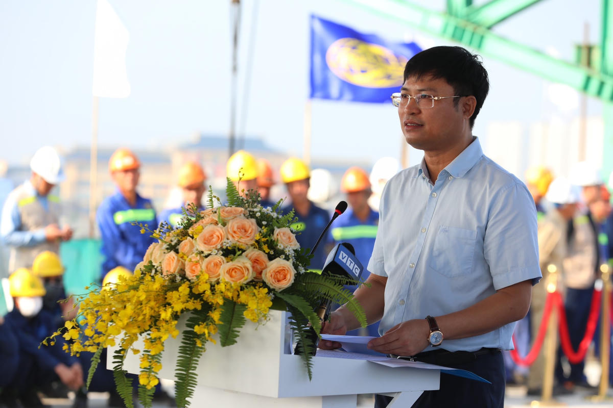 Giám đốc Ban quản lý dự án Đầu tư xây dựng công trình giao thông thành phố Hà Nội Nguyễn Chí Cường báo cáo lãnh đạo TP Hà Nội tại Lễ hợp long.