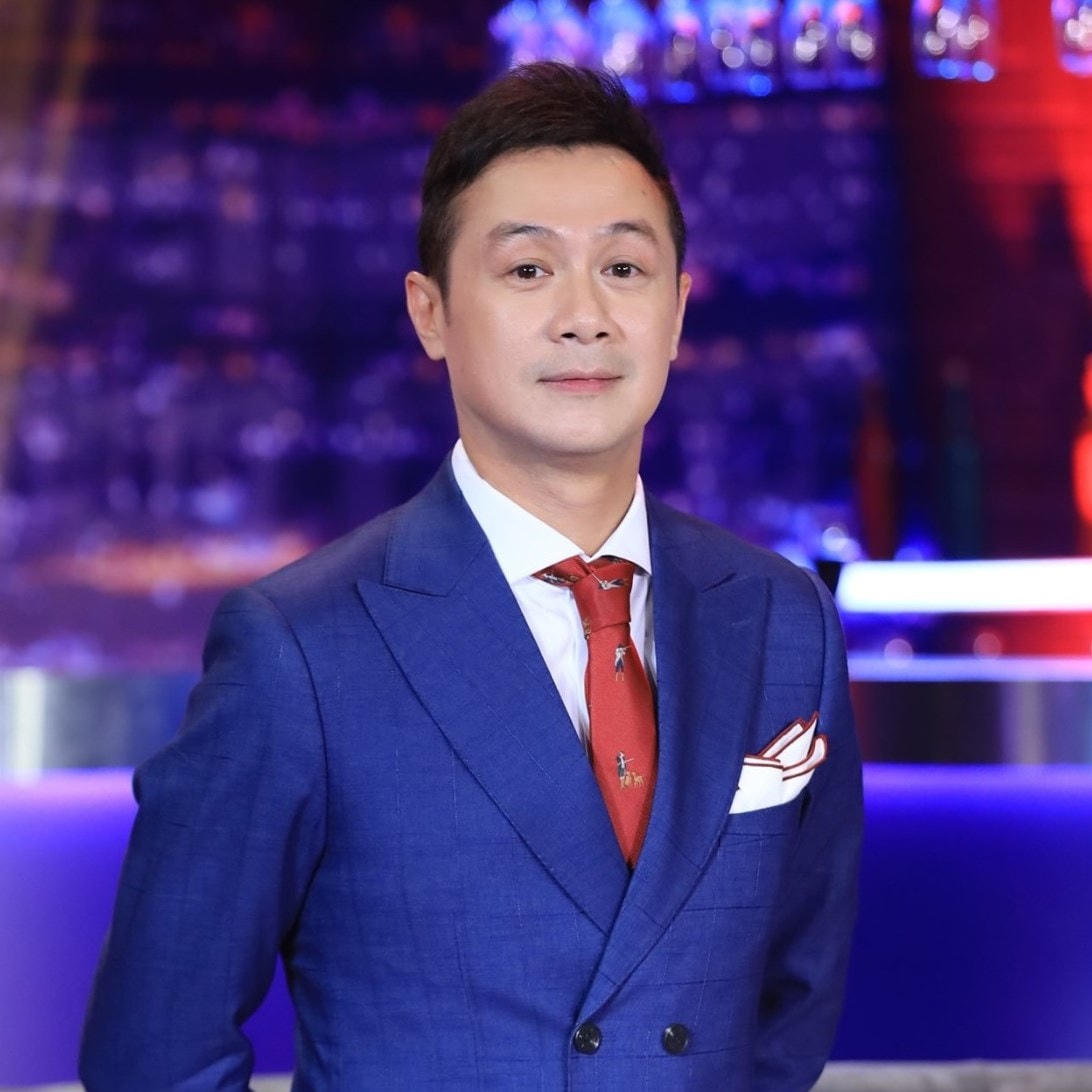 . Nhờ ngoại hình sáng sân khấu, giọng nói trầm ấm và cách nói chuyện hài hước, anh dễ dàng chinh phục khán giả xem đài. 