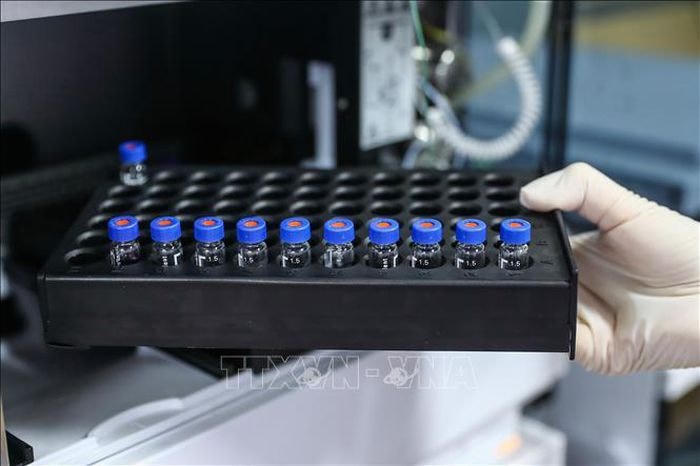 Nhân viên kiểm tra các mẫu vaccine phòng Covid-19 tại nhà máy của Tập đoàn Dược phẩm Quốc gia Trung Quốc (Sinopharm) ở Bắc Kinh, Trung Quốc, ngày 11/4/2020. Ảnh minh họa: THX/TTXVN.