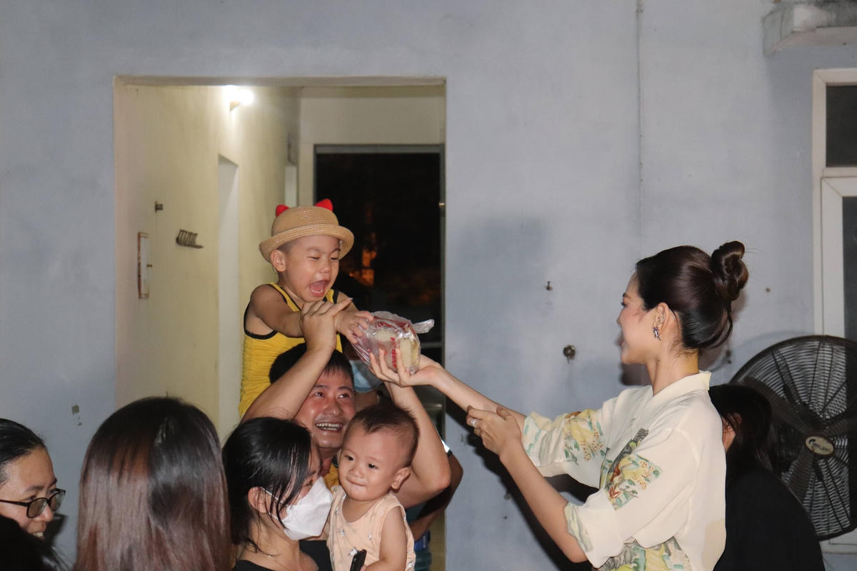 Các em nhỏ vui mừng khi nhận các phần quà từ tay Hoa hậu.