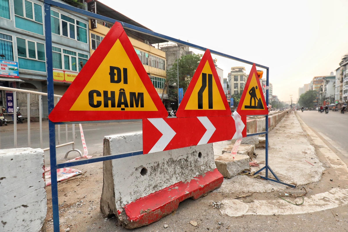 Hệ thống biển báo hướng dẫn người dân di chuyển phía bên đường Kim Đồng.