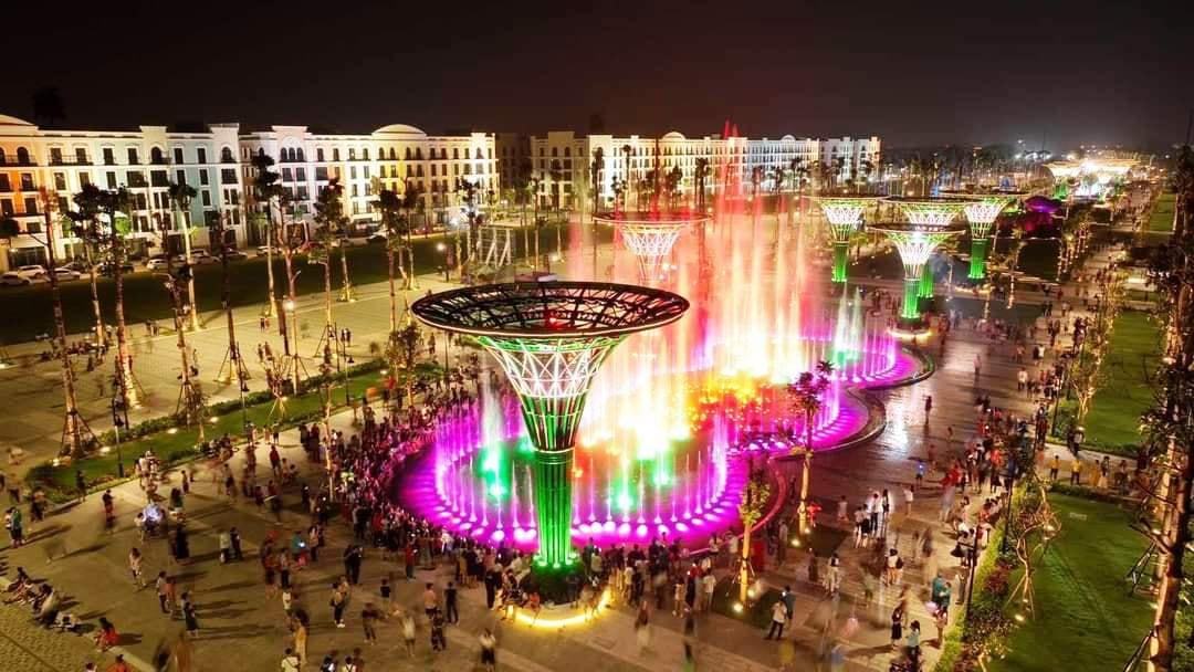 Show trình diễn nhạc nước do Sun Group tài trợ mang đến cho người dân và du khách những trải nghiệm mới mẻ lần đầu tiên xuất hiện tại Sầm Sơn. 