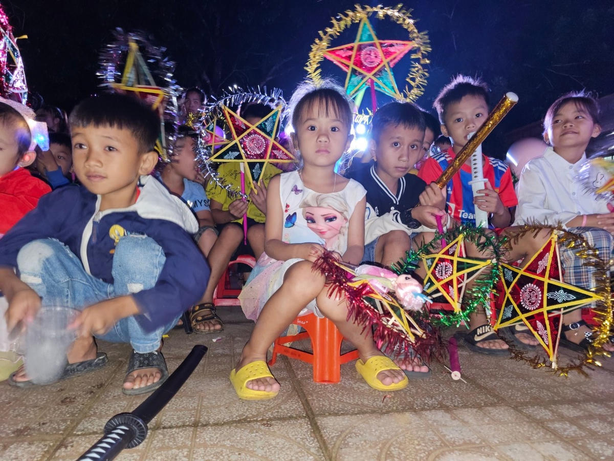 Trẻ em xã Cam Lâm, huyện Con Cuông đón trung thu sớm.