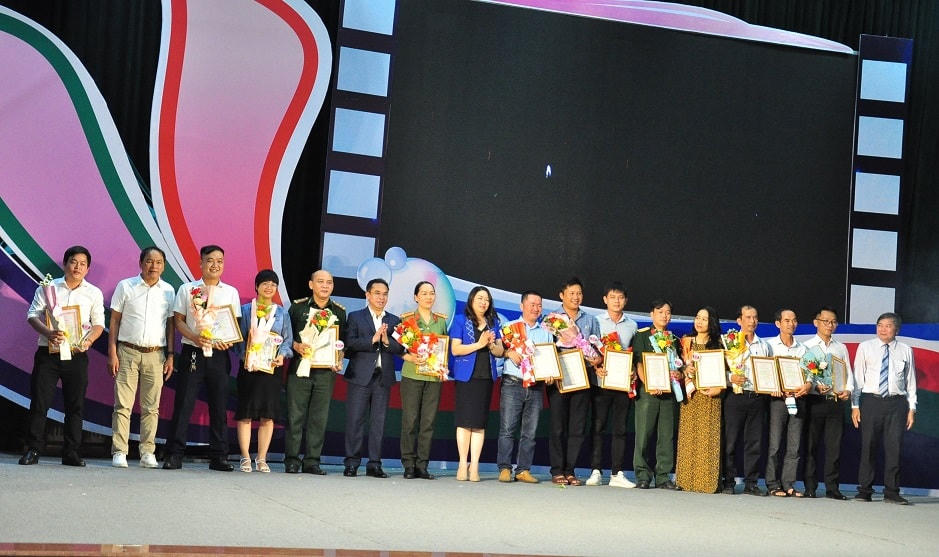 Các tác giả, nhóm tác giả đạt giải Vàng.