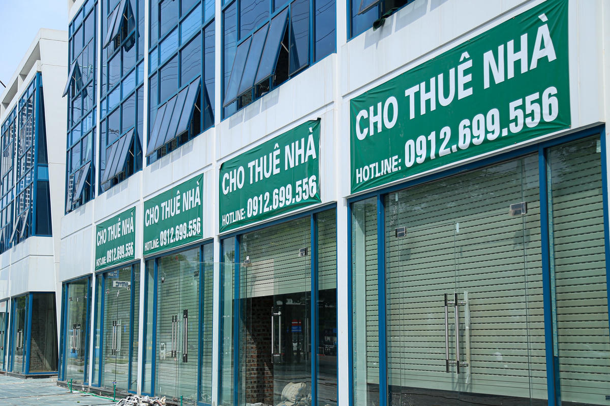 Theo một môi giới, tư vấn cho thuê bất động sản, đa phần các mặt bằng cho thuê hiện nay đều giảm giá từ 20-30% nhưng lượng khách thuê thời điểm này vẫn rất ít. Ngay cả đến những khu phố như Hàm Nghi, Nam Từ Liêm thuộc dạng sầm uất, đông đúc, nhưng hàng loạt shophouse tại đây cũng thường xuyên phải đóng cửa, không tìm được khách thuê…