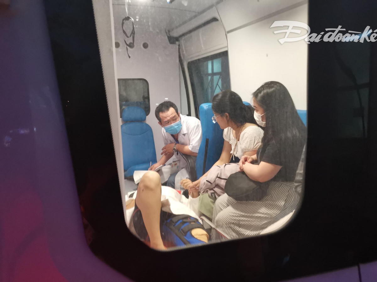 Vận động viên Trần Lê Phương Nga được đưa lên xe cấp cứu để vào viện kiểm tra tình hình chấn thương.