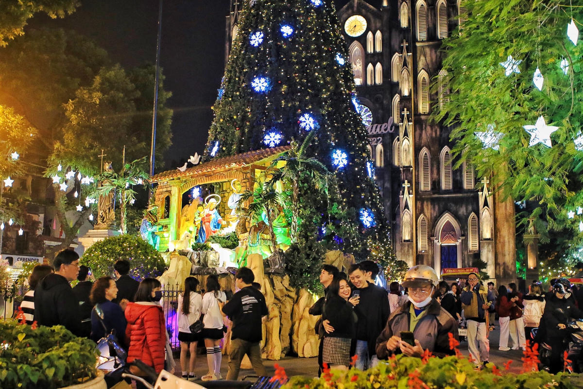 Vào dịp Giáng sinh, nơi đây trở nên lộng lẫy hơn khi được trang trí nhiều đèn nháy, cây thông Noel, hang đá... thu hút nhiều du khách, người dân ghé tới.