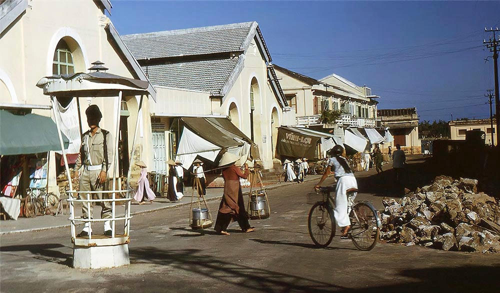 Gánh hàng rong trước cổng chợ Hàn (Đà Nẵng) xưa. Ảnh tư liệu.  