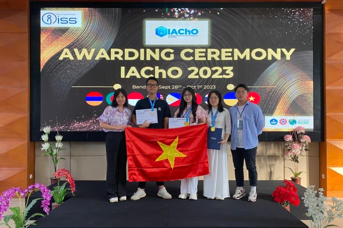 Học sinh Hà Nội giành huy chương tại Kỳ thi Olympic Hóa học ứng dụng quốc tế 2023.