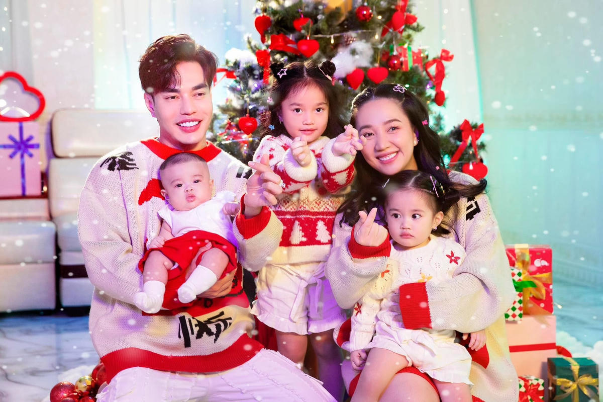 Lê Dương Bảo Lâm chụp hình cùng gia đình, biểu cảm của nhóc tỳ nhà anh gây chú ý với công chúng. 