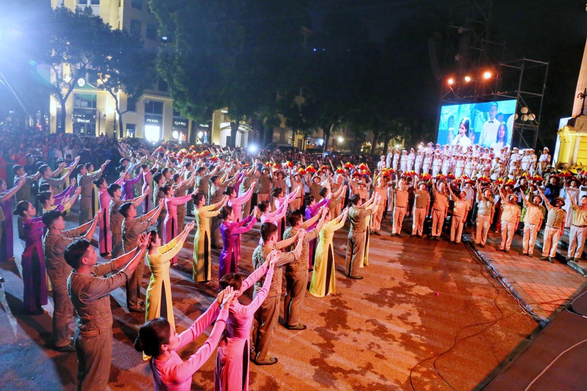 Hàng trăm nghệ sĩ tham gia biểu diễn ở cả sân khấu trong Nhà hát và ngoài Nhà hát. Ảnh: Tuấn Đức.