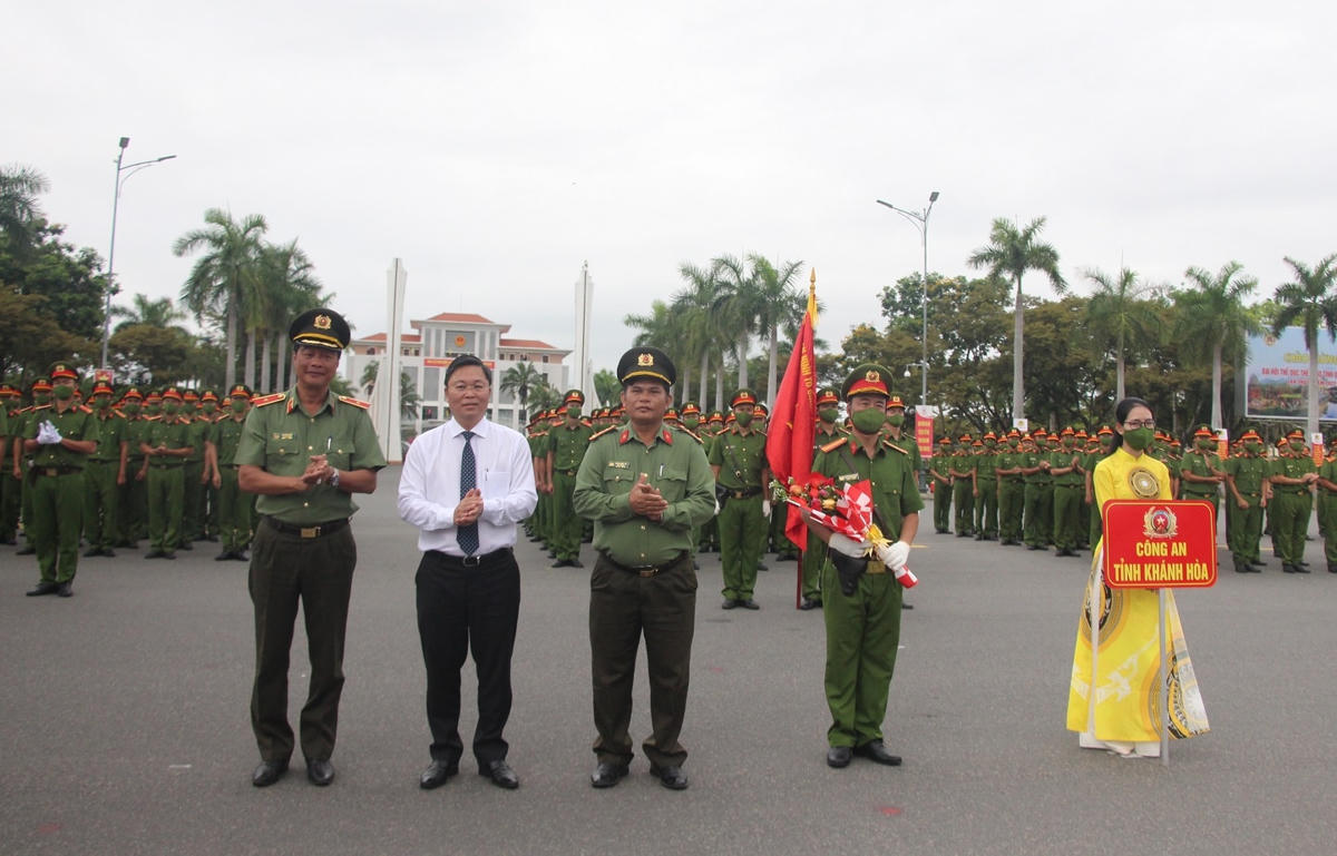 Ban tổ chức cùng lãnh đạo tỉnh Quảng Nam tặng hoa các đơn vị tham gia hội thi.