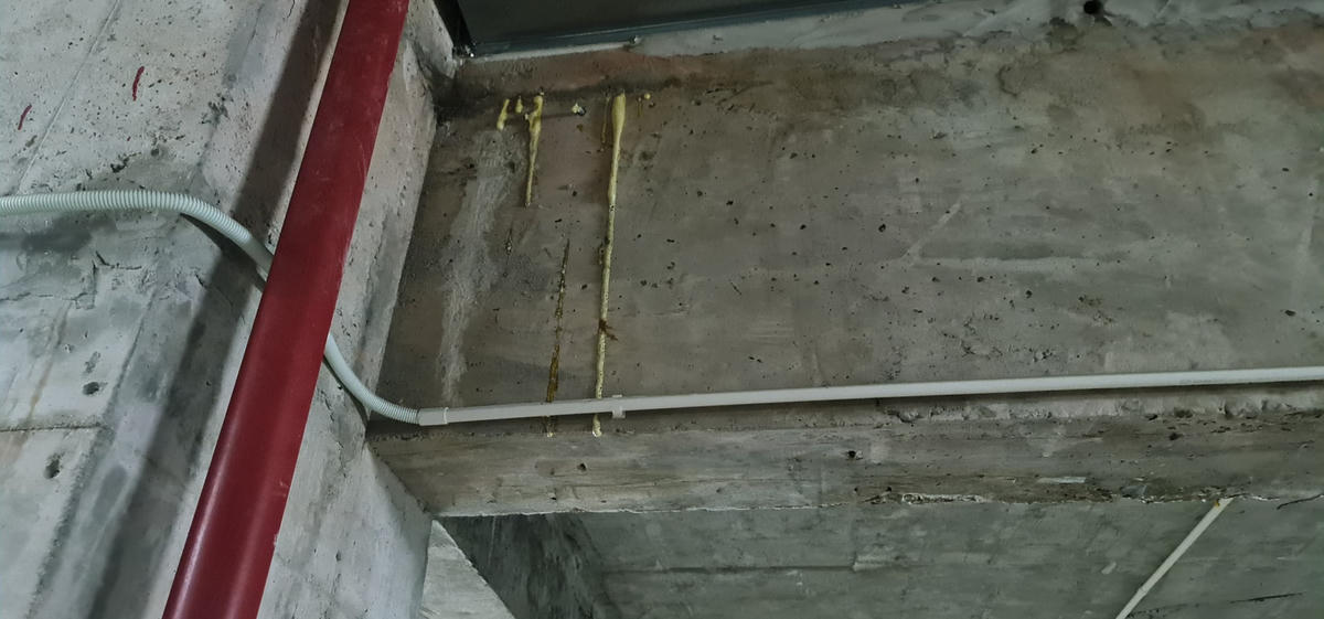 Các vết nứt dầm sàn chỉ được xử lí đối phó, cứ mưa là đâu lại vào đấy.