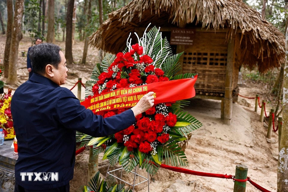 Chủ tịch Quốc hội Trần Thanh Mẫn và đoàn công tác dâng hương tại Lán Nà Nưa. (Ảnh: Doãn Tấn/TTXVN)