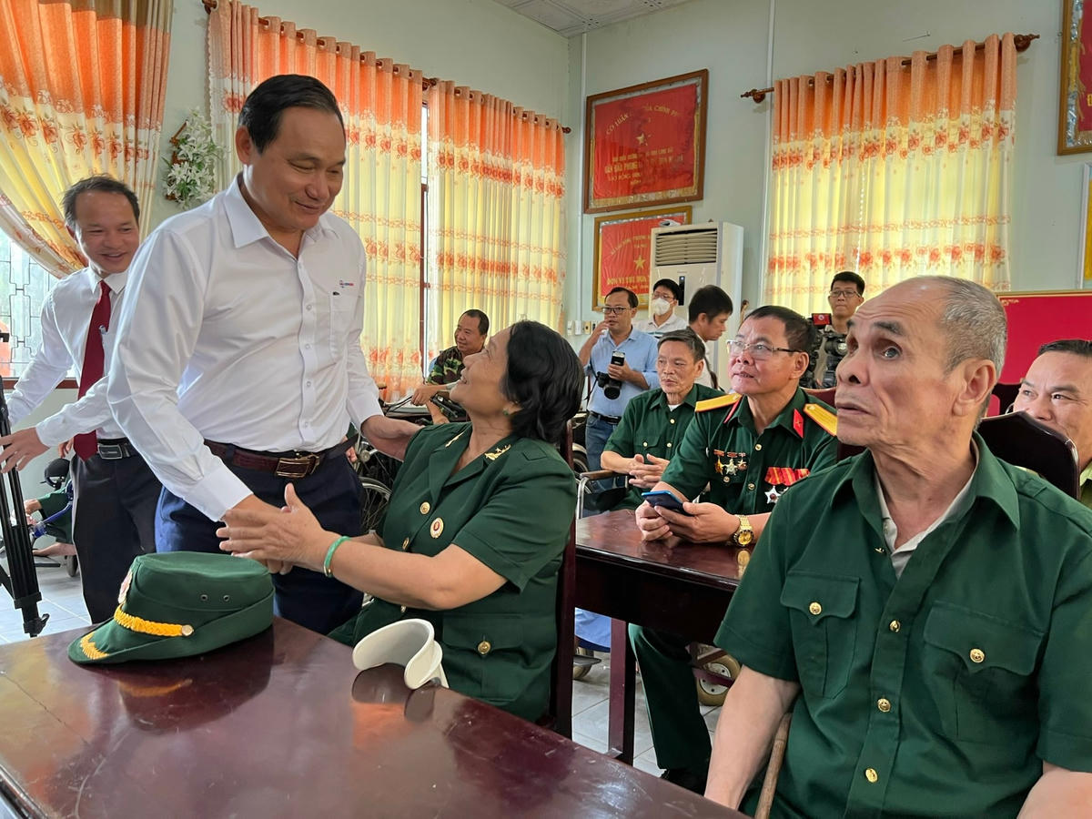 Thăm hỏi sức khỏe các thương, bệnh binh tại Trung tâm điều dưỡng thương binh và người có công Long Đất.