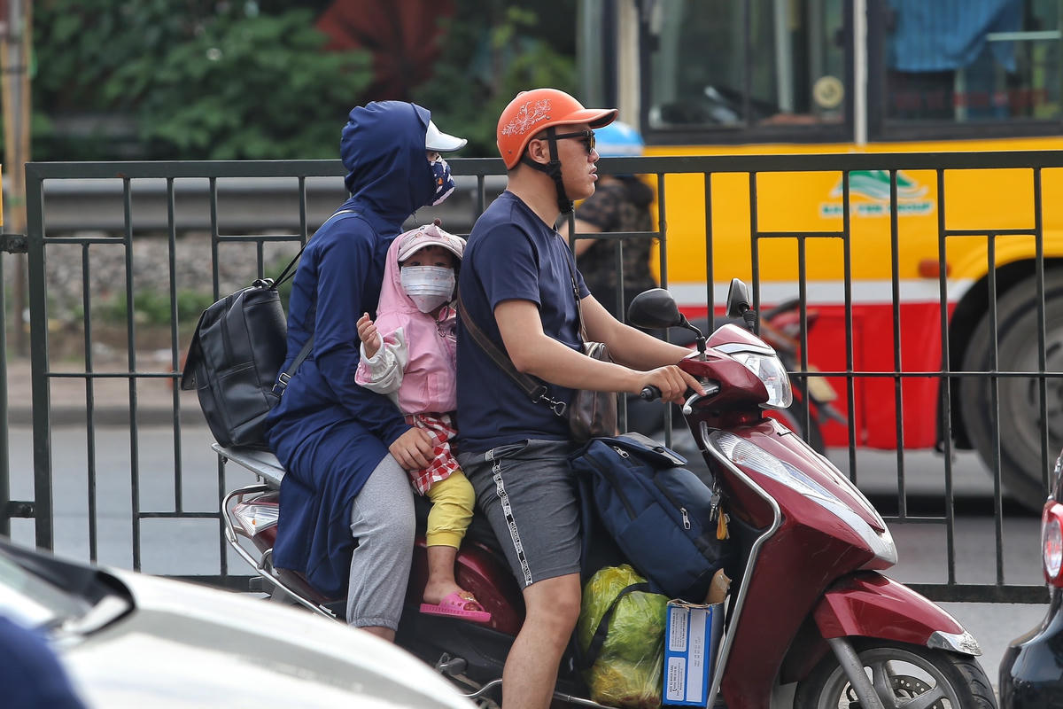 "Tôi cùng gia đình di chuyển khá thoải mái, đường cùng rất thông thoáng nhưng đến địa phận Hà Nội thì bắt đầu xuất hiện tình trạng ùn tắc nhẹ. Do thời tiết khá nắng nóng, di chuyển một quãng đường dài bé nhà tôi cũng khá mệt mỏi thi thoảng phải dừng lại cho con uống nước với nghỉ ngơi", chị Tú cho hay.