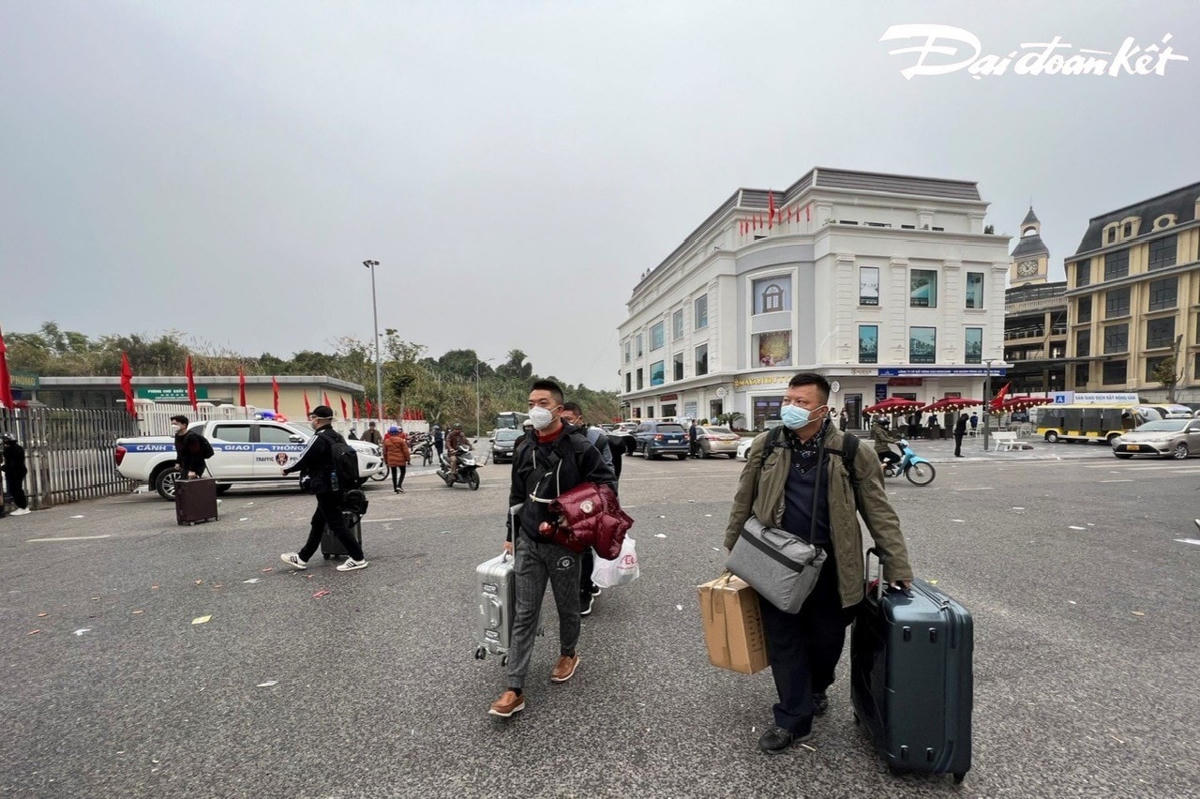 Từ sáng sớm, nhiều người đã đổ dồn đến Đại lộ Hòa Bình và tiến tới khu vực Cửa khẩu Quốc tế Móng Cái.