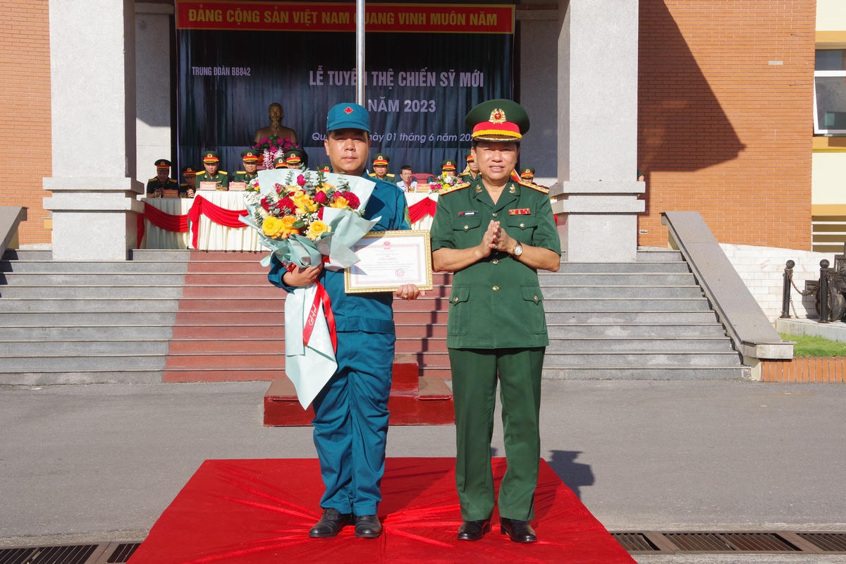 Đại tá Nguyễn Bá Duẩn - Phó Bí thư Đảng ủy, Chính ủy Bộ CHQS tỉnh trao Giấy khen của Bộ CHQS tỉnh cho ông Trần Hữu Tân. Ảnh: BCHQS Quảng Trị.