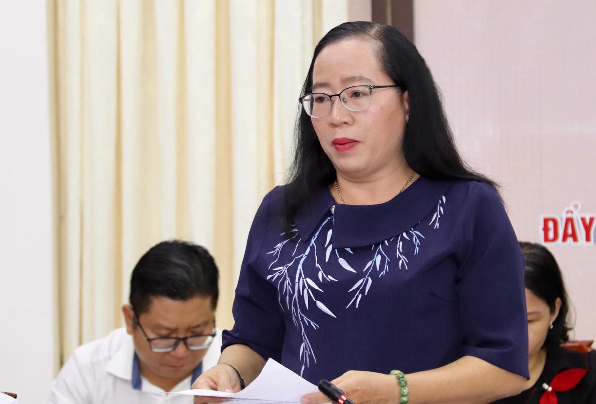 Bà Nguyễn Thuý Hằng, Phó Chủ tịch MTTQ Việt Nam TP Cần Thơ phát biểu tại buổi làm việc.