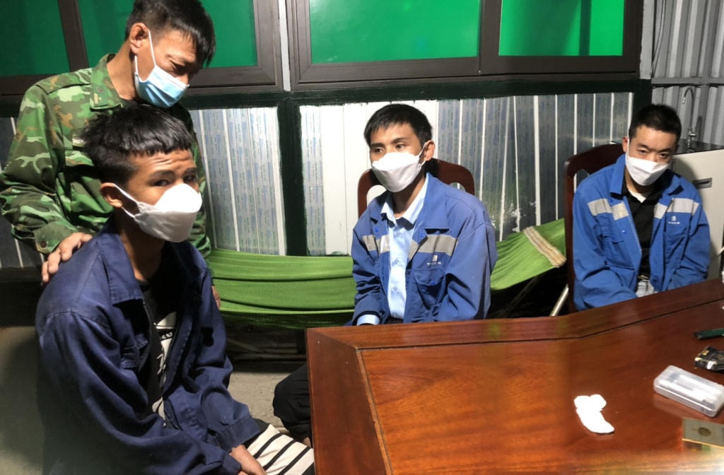 3 đối tượng người Trung Quốc nhập cảnh trái phép bị bắt giữ và đưa về Đồn Biên phòng Trà Cổ vào ngày 25/10. Ảnh: H.V.
