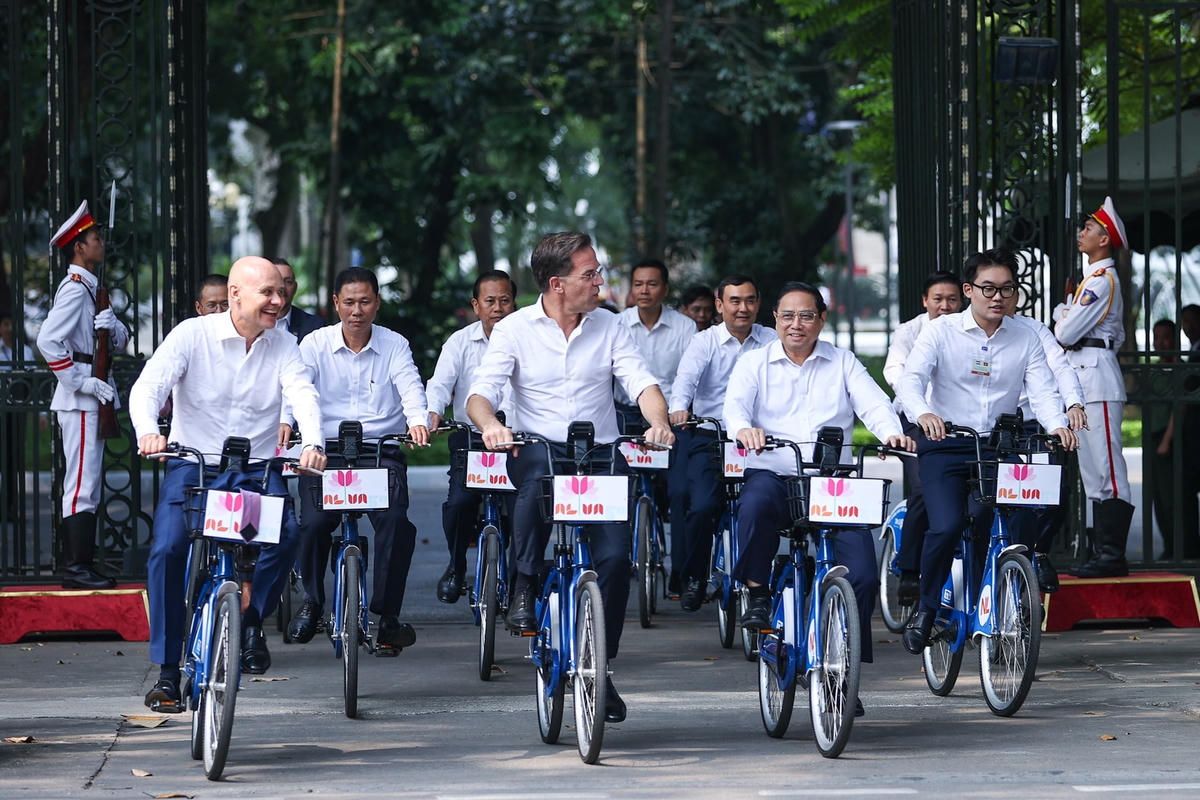 Thủ tướng Phạm Minh Chính và Thủ tướng Mark Rutte dành thời gian cùng đạp xe dạo phố để cảm nhận mùa thu Hà Nội. Ảnh: VGP/Nhật Bắc.