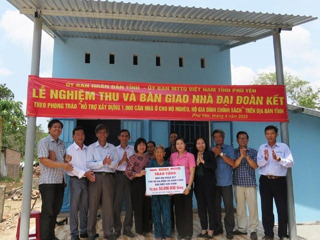 Lễ bàn giao nhà Đại đoàn kết, cho gia đình bà Nguyễn Thị Lánh, trú tại thôn Lãnh Tú,  xã Xuân Lãnh đợt 1 năm 2023.  