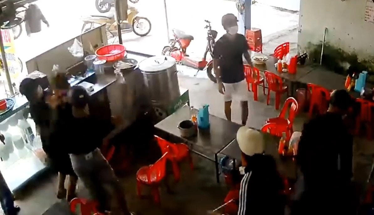 Nhóm thanh niên chạy vào quán nước đánh nam sinh. (Ảnh cắt từ clip MXH).