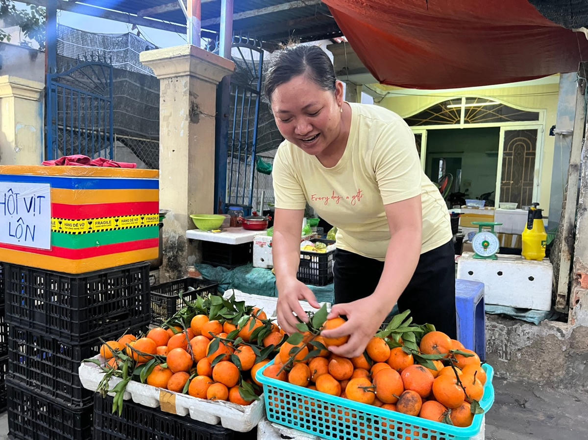Chị Hoàng Thị Nga (quê Đắk Lắk) bán hàng trên vỉa hè đường Gò Ô Môi (quận 7, TPHCM) sau khi mất việc.