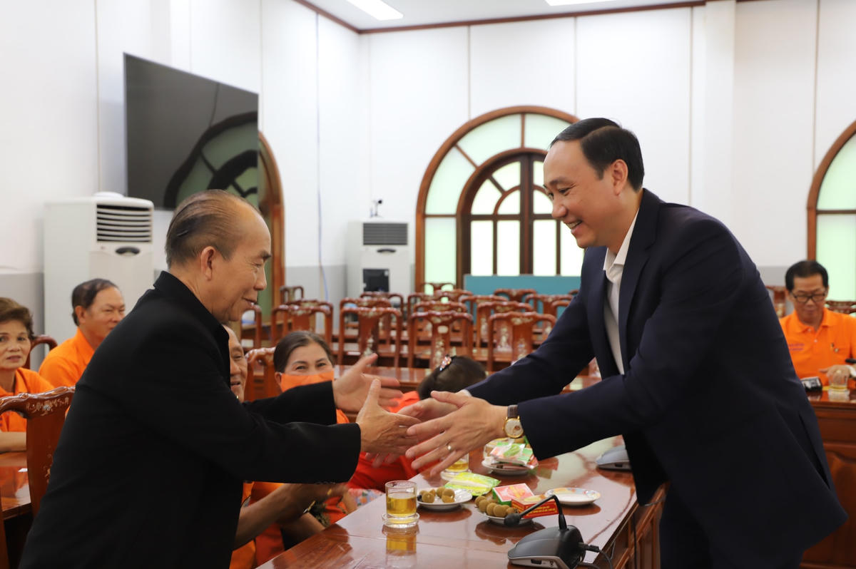 Phó Chủ tịch Phùng Khánh Tài thăm hỏi kiều bào.