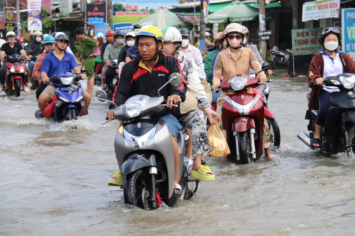Triều cường gây ngập nhiều tuyến đường TP Cần Thơ. Ảnh: Thanh Tiến.