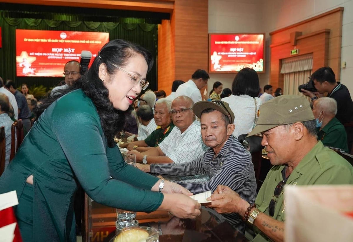 Bà Trần Kim Yến trao quà đến các thương binh.