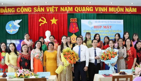 Lãnh đạo tỉnh Ninh Thuận tặng hoa chúc mừng các hội viên phụ nữ tỉnh nhân ngày 8/3.