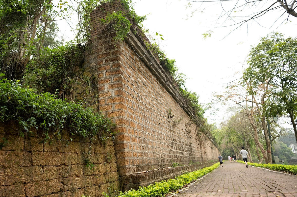 Tuyến phố đi bộ mới của Hà Nội bao quanh Thành cổ Sơn Tây.     Ảnh: Hoàn Như