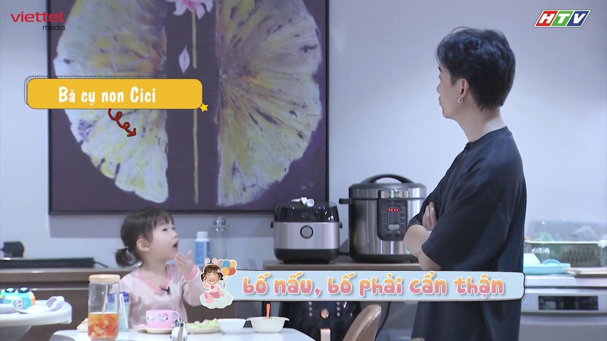 Justatee tỏ ra bất lực trong một vài khoảnh khắc thay vợ chăm sóc 2 con nhỏ.