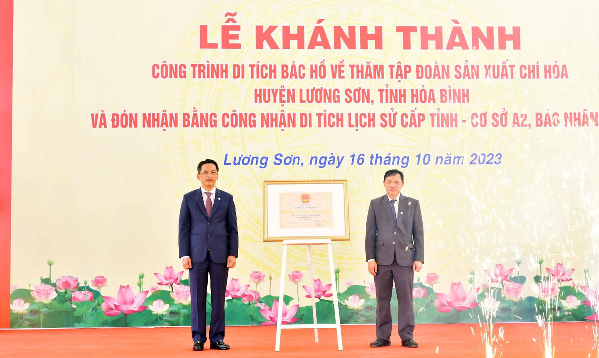 Đoàn ĐBQH tỉnh cũng dự, chứng kiến Lễ trao Bằng công nhận Di tích lịch sử - Văn hóa cấp tỉnh cho di tích - Cơ sở A2, Báo Nhân dân (xã Lâm Sơn, huyện Lương Sơn). Đây là địa danh gắn liền với những hoạt động báo chí tuyên truyền trong thời kỳ cách mạng