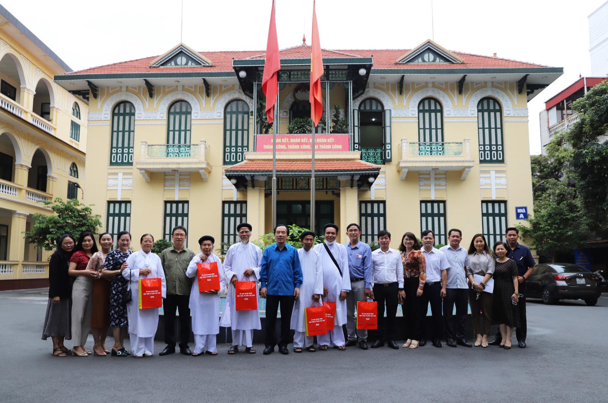 Phó Chủ tịch Ngô Sách Thực cùng đoàn đại biểu Hội thánh Cao Đài Ban Chỉnh đạo và đại diện các ngành chức năng tỉnh Bến Tre chụp ảnh lưu niệm tại trụ sở cơ quan UBTƯ MTTQ Việt Nam.